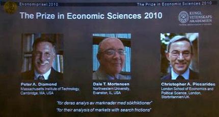 Bild på nobelpristagarna i ekonomi: (från vänster) Peter A. Diamond, Dale T. Mortensen och Christopher A. Pissarides. (Foto: AFP/) 
