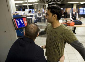 En passagerare genomgår en säkerhetskontroll på flygplatsen Schiphol i Amsterdam. EU meddelade att vissa vätskor kan passera säkerhetskontrollen på ett säkert sätt med en ny screeningteknik. (Foto: Ed Oudenaarden / AFP / Getty Images)