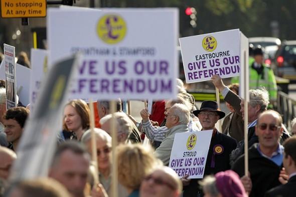 EU-skeptiska britter från Independence Party demonstrerar utanför parlamentet den 24 oktober i London. De kräver en folkomröstning om Storbritanniens medlemskap i EU. (Foto: Oli Scarff/Getty Images)