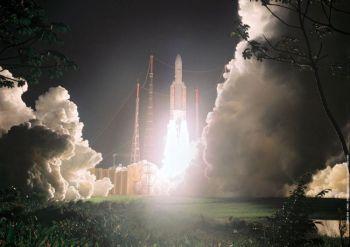 En Ariane 5-raket lyfter den 18 april från Kourou, Franska Guyana. Satellitföretaget Eutelsat valde en kinesisk konkurrent i stället för Europas Arianespace. Valet kommer att överföra värdefull västerländsk satellitteknologi till kommunistkina. (Foto: AFP)
