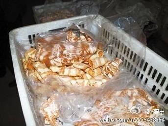 Ankkött badades i potentiellt cancerframkallande kemikalier och fårfett, så att det skulle kunna säljas som fårkött, vilket man kan ta mer betalt för. Händelsen är den senaste matskandalen i Kina. (Foto: Weibo.com)