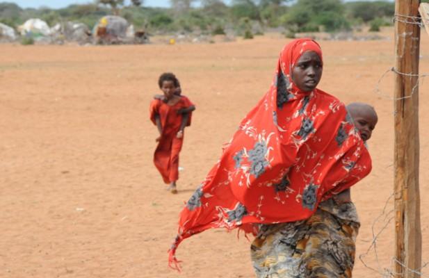 Svälten ökar globalt. I Somalia drivs många tusen människor samman i stora flyktingläger på grund av inbördeskrig och svårigheter att finna mat. Kvinnan är på väg med sina barn till det överfyllda Daadablägret.(Foto: AFP)