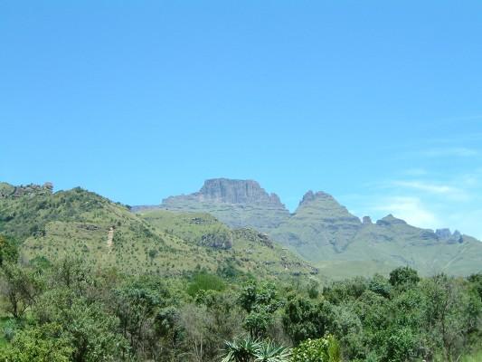 Centrala Drakensberg är en väldig förkastningsbrant på omkring 3000 m som består av basalt och sandsten. (Foto: Jenny Brandt)

