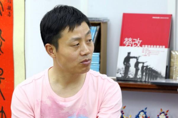 Du Bin den 27 april i en bokhandel i Hongkong, vid den första offentliga visningen av hans dokumentär "Ovanför spökenas huvuden: Kvinnorna i arbetslägret Masanjia". Myndigheterna i Peking medgav nyligen att de arresterat Du på ospecificerade grunder. (Foto: Pan Zaishu/The Epoch Times)