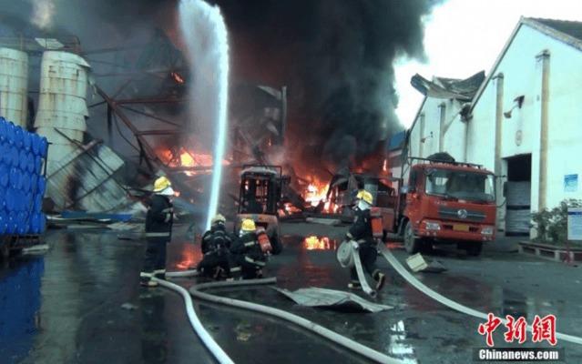 Brandmän bekämpar branden i en kemisk fabrik i staden Rugao, där en explosion inträffade under onsdagen. Fem personer dödades, enligt officiella nyhetskällor. (Skärmdump från China News)