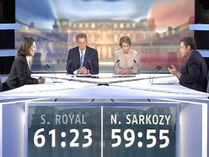 Socialistkandidaten Segolene Royal och högerns kandidat Nicolas Sarkozy möts i den TV-sända franska presidentdebatten. (Foto: Thomas Coex/Eric Feferberg—AFP/Getty Images)
