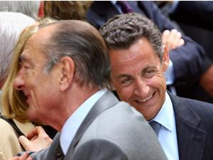 Avgående franske presidenten Jaques Chirac (t.v) och den tillträdande Nicolas Sarkozy möter publiken 10 maj 2007 i Luxembourgträdgården i Paris. Chirac gjorde mycket för att stödja den kinesiska regimen, trots deras många människorättskränkningar; de hoppas att Sarkozy ska göra detsamma.(Foto: Thomas Coex/AFP/Getty Images)