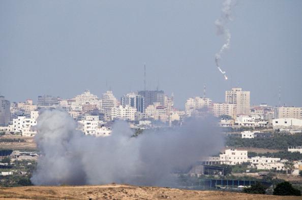 Rök stiger upp från några byggnader i Gaza efter att de träffats av israeliska projektiler den 14 juli 2014. (Foto: Jack Guez/AFP/Getty Images)