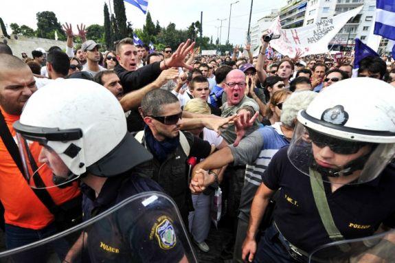 I den tredje generalstrejken i Grekland i år uppstod upplopp där poliser konfronterades med demonstranter utanför det grekiska parlamentet i Aten den 15 juni. (Foto: Aris Messinis/AFP/Getty Images)
