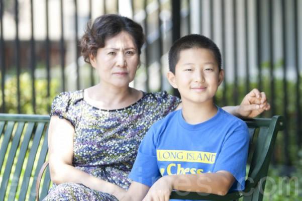 Geng He, fru till den kinesiske människorättsadvokaten Gao Zhisheng och deras son, Tianyu, i Kalifornien, den 5 augusti. (Foto: Ma Youzhi/Epoch Times) 
