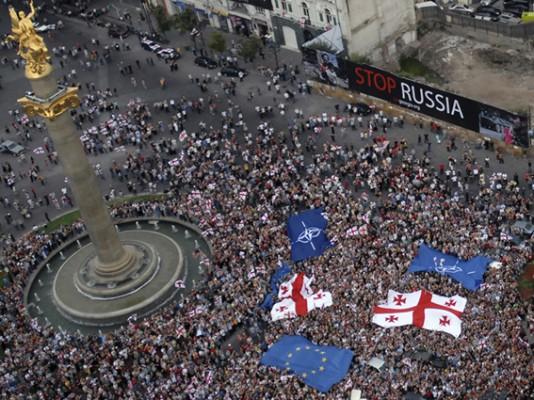 Georgier protesterar i Tbilisi den 1 september mot Rysslands ockupation av delar av Georgien. Demonstrationen skedde samtidigt med EU-toppmötet i Bryssel. (Foto: AFP/Irakli Gedenidze) 