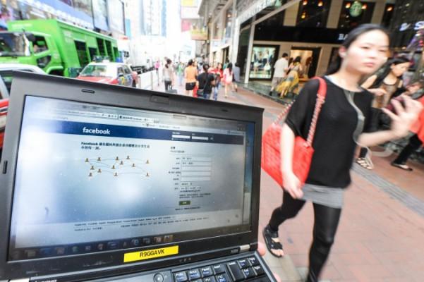 En dator visar inloggningssidan för facebook med traditionella kinesiska tecken i Hongkong, 14 maj 2012. (Foto: Antony Dickson/AFP/GettyImages)