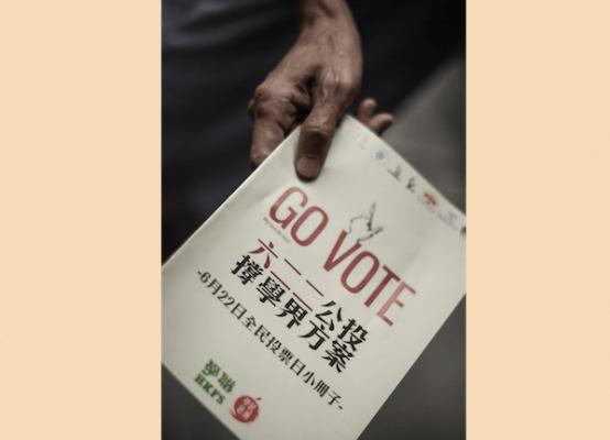 En aktivist delar ut flygblad med information om en omröstning på Internet beträffande allmän rösträtt i Hongkong den 12 juni 2014. En vitbok angående Hongkong som utfärdats av den kinesiska regimen tycks ha gjort folk i Hongkong intresserade av omröstningen och samtidigt upprört folket i Taiwan. (Foto:Philippe Lopez/AFP/Getty Images)