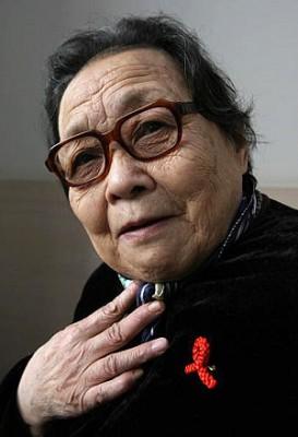 Den kinesiska AIDS-aktivisten Gao Yaojie. Nålen hon bär är en symbol för en AIDS-kampanj. (Mark Ralston/AFP/Getty Images)