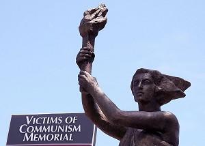 Monumentet för kommunismens offer i Washington D.C. och dess reproduktion av statyn demokratigudinnan, vilken restes på Himmelska fridens torg 1989 av demonstranter. Kinesiska dissidentgrupper runt om i världen har slagit vad om förestående regimförändringar i Kina och deras avsikt är att vara redo när förändringen kommer. (Karen Bleier/AFP/Getty Images)