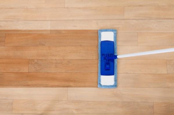 Städning med golvmopp. (Foto: Shutterstock)