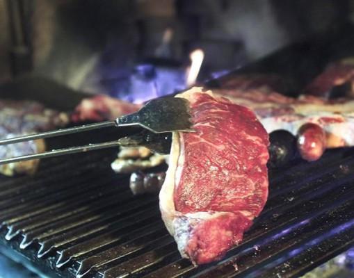 Personer som äter mycket kött som är tillagat i hög temperatur löper större risk att utveckla urinblåsecancer, enligt en ny amerikansk studie.(Foto: AFP PHOTO/Miguel Mendez)