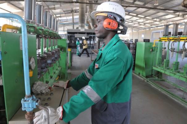 En man tillverkar gascylindrar på en fabrik i Abidjan i Elfenbenskusten. Kan Afrika bli ett framtida nav för tillverkningsindustrin? (Foto: Issouf Sanogo/AFP/Getty Images)
