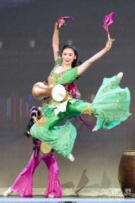 ”Dundrande trummor” med huvuddansösen Michelle Ren. (Foto: NTDTV)