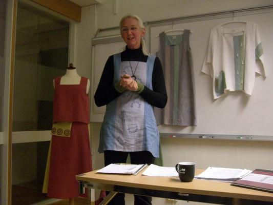 Madeleine Lindqvist färgar tyg av hampa som hon syr kläder av. (Foto: Maria Hellström/Epoch Times Sverige)