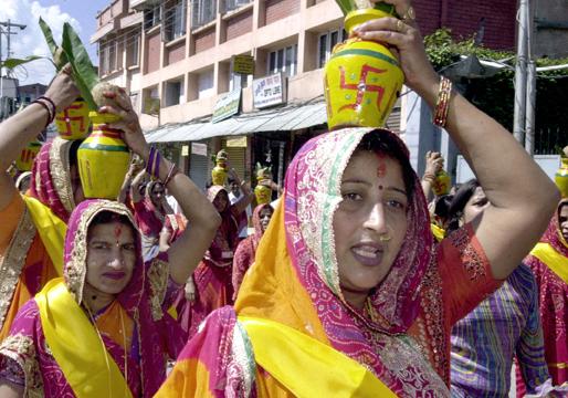 Svastikan har varit en religiös symbol för fred och godhet i tusentals år. Hinduer protesterar nu mot Tysklands försök att få symbolen - som i Europa främst förknippas med nazisterna -  förbjuden i hela EU. Kvinnorna på bilden deltar i en festival i Nepals huvudstad Katmandu tillägnad gudinnan Durga, symbol för kraft och det godas seger över det onda i hindusisk mytologi. (Foto: AFP) 