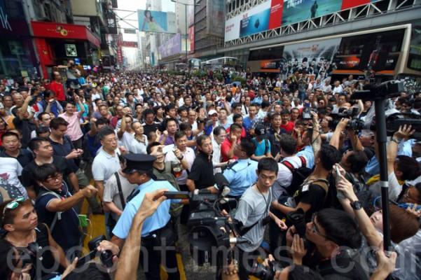 Den 3 oktober gick personer som motsätter sig Occupy Central till attack mot fredliga demonstranter i Mongkokdistriktet, och kvinnliga demonstranter blev ofredade. (Poon Zai-shu/Epoch Times)
