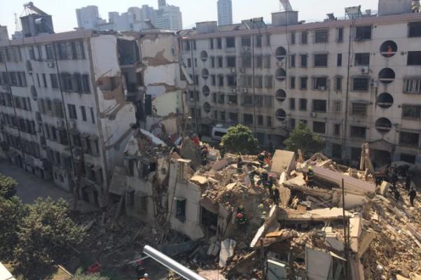 Det kollapsade hyreshuset i staden Fenghua, Zhejiang-provinsen, den 4 april. En dog och sex skadades allvarligt i en händelse som har kastat ett skarpt ljus på hela branschen. (Foto: Chinafotopress via Getty Images )