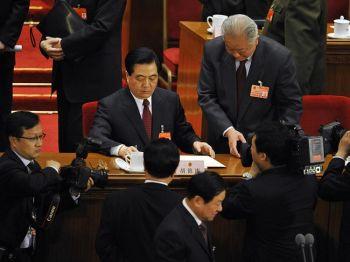 Kommunistpartiets ledare Hu Jintao (mitten) och resten av regimen spenderar mer än 900 miljarder yuan på resor varje år. (Peter Parks/AFP/Getty Images)