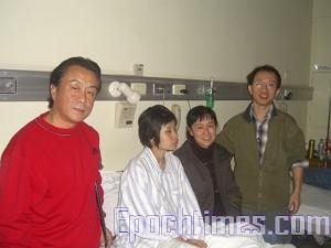 Rättighetsaktivisten Jia Jianying och Qi Zhiyong besöker paret Hu på sjukhuset. (Foto: Epoch Times)