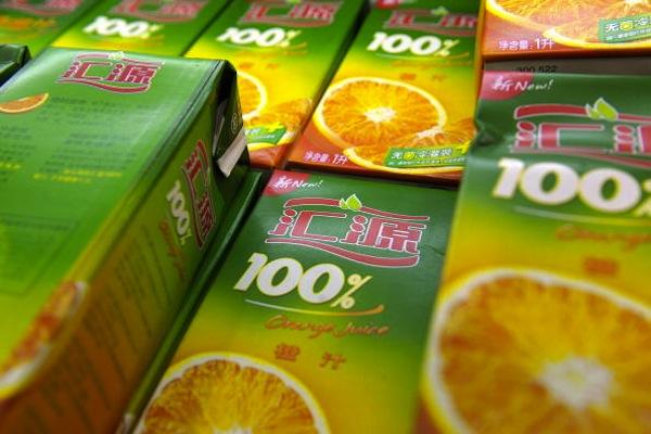 Flaskor med företaget Huiyuans Juice i en kinesisk affär, på en bild från 2008. Tre av Kinas största juicetillverkare, Huiyuan, Haisheng och Andre, har visat sig använda rutten frukt i sin produktion. (Foto: Liu Jin/AFP/Getty Images)