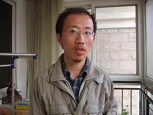 Hu Jia, som engagerar sig för mänskliga rättigheter i Kina, kort efter att ha frigivits från fängelset i mars 2007 (The Epoch Times)