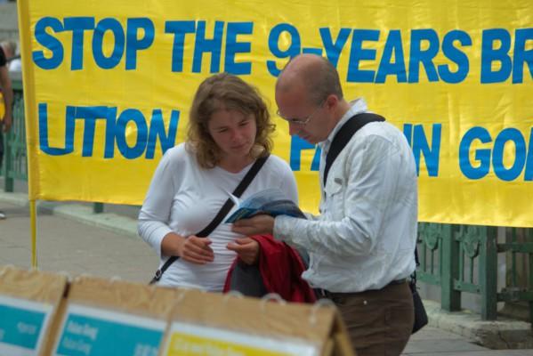 Falun Gong-utövare berättade på Mynttorget i Stockholm om den inför OS tilltagande förföljelsen av utövarna i Kina. (Foto: Epoch Times/Emil Almberg)

