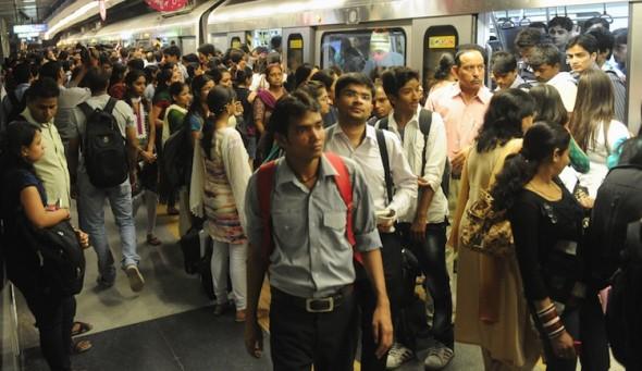 Indiska pendlare väntar på att komma iväg från tunnelbanestationen Delhi i New Delhi den 28 juli 2012. (Raveendran/AFP/Getty Images)