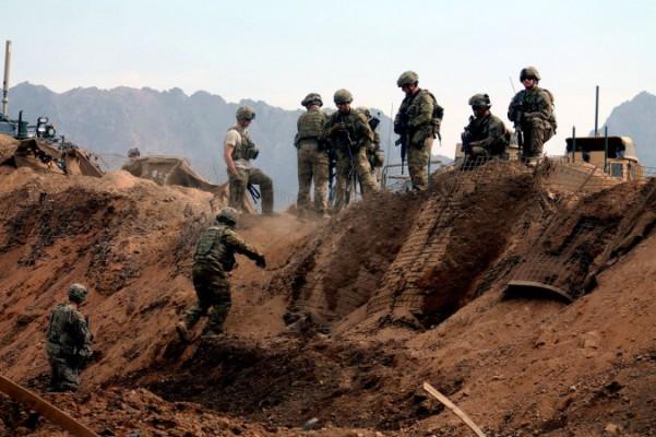 Amerikanska soldater inspektera platsen för en självmordsattack utanför en bas i Zharidistriktet, Kandaharprovinsen den 20 januari 2014. Nio talibaner iscensatte en självmordsattack mot en amerikansk bas i södra Afghanistan den 20 januari, dödade en NATO-soldat i en region där de utländska trupperna snabbt dra sig ur, sade tjänsteman. (Foto: Javed Tanveer/AFP/Getty Images)
