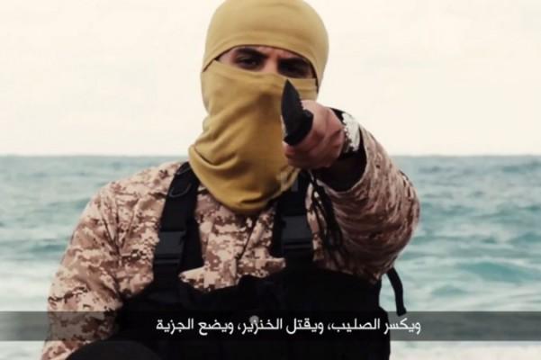 Extremist från Is pekar hotande med en kniv. (Skärmdump från en video som påstås vara från från Is) 