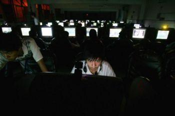 En ung man på ett cybercafé i Wuhan, Kina, sitter och jobbar vid en dator. Den kinesiska regimen är inte utpekad i detta fall, men har tidigare varit inblandad i kampanjer med it-spionage av liknande omfattning. (Foto: Cancun Chu/Getty Images)