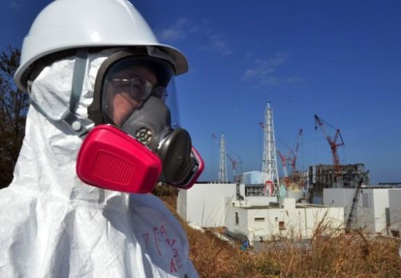 En journalist tittar på det skadade kärnkraftverket Fukushima Daiichi i staden Okuma den 28 februari 2012. (Yoshikazu Tsuno/AFP/Getty Images)
