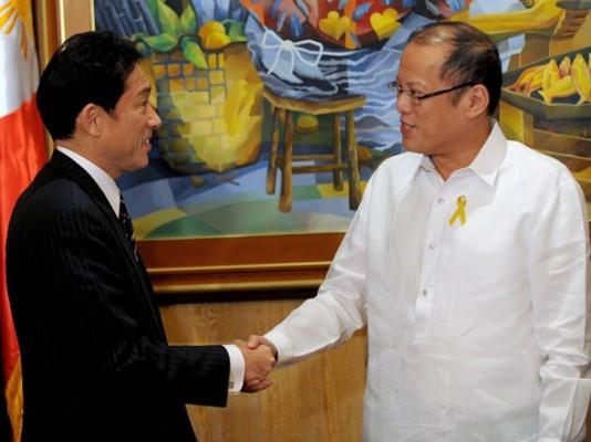 Medan de territoriella tvisterna med Kina skärps välkomnar Filippinernas president Benigno Aquino (till höger) Japans utrikesminister Fumio Kishida vid hans artighetsvisit i Malacanang Palace i Manila den 10 januari 2013. (Foto: Jay Directo / AFP / Getty Images)