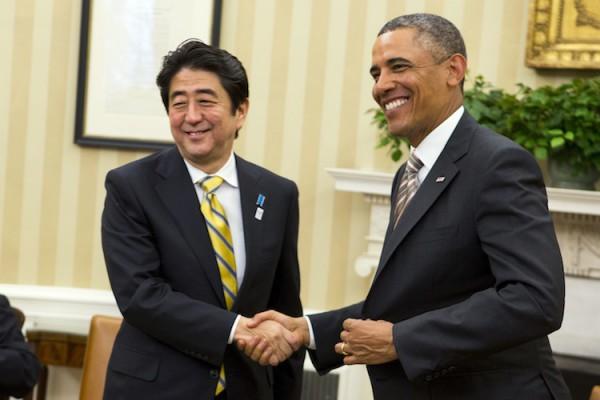 USA:s president Barack Obama träffade Japans premiärminister Shinzo Abe i Ovala rummet den 22 februari 2013. Abe sade att regional säkerhet blir allt svårare i Asien och Stillahavsområdet, och han erkände vikten av USA:s och Japans allians för att upprätthålla stabiliteten i regionen. (Foto: Kristoffer Tripplaar-Pool/Getty Images)