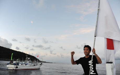 En japansk aktivist utanför Senkakuöarna. (Foto: Antoine Bouthier / AFP)
