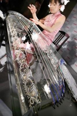 Wu Fang från Kina spelar japansk harpa, eller koto, gjord av glas. Glasmästare Hario Glass tillverkade världens första glastillverkade japanska harpa tillsammans med 20 hantverkare och spenderade tretton månader och 32,5 miljoner yen (drygt 29 miljoner kronor) för att skapa musikinstrumentet. (Foto: Toru Yamanaka/AFP/Getty Images)