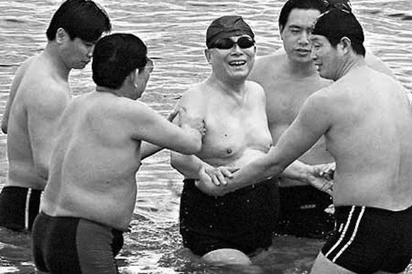 Förre partiledaren Jiang Zemin (mitten) simmar i Döda havet, omgiven av flera säkerhetsvakter, april 2000. Jiang tillhör de pensionerade topptjänstemän som får en mycket bra service efter pensionen, bland annat logi och en personlig stab. (Shihai Gouchen/naol.cc)