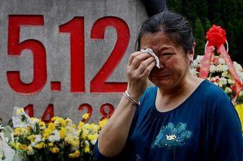 Den 11 maj höll överlevande efter jordbävningen en minneshögtid för förlorade familjemedlemmar. (Foto: Getty)
