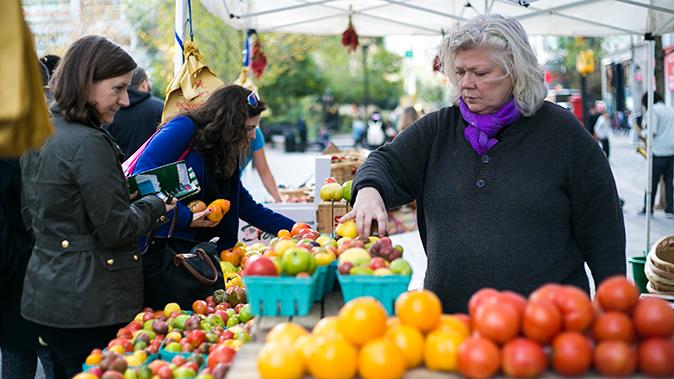 Folk köper tomater på en lokal bondemarknad vid Union Square i New York. Foto:  Samira Bouaou /Epoch Times