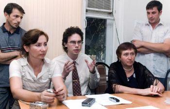 Arkivbild av Natalia Estemirova, till vänster, taget under en telefonkonferens i Groznyj i Tjetjenien. Foto: AFP)
