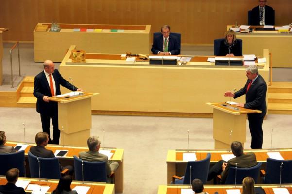 Fredrik Reinfeldt och Håkan Juholt öga mot öga i riksdagen. (Foto: Janerik Henriksson/ Scanpix Sweden)