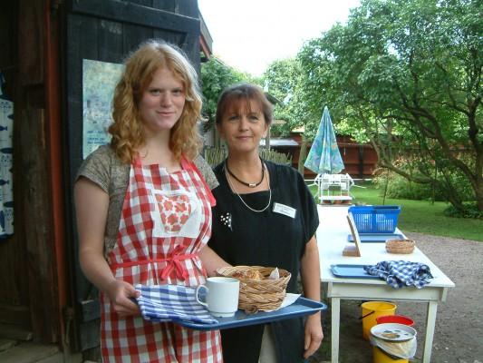 Föreståndaren på Krusentiernska gården Christine Kihl-Olofson med medarbetare bjuder på hembakt fikabröd. (Foto: Jenny Brandt)
