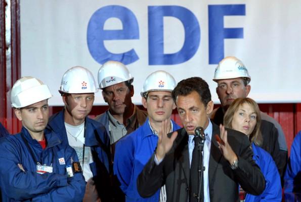 Franske presidenten Nicolas Sarkozy talar till anställda på elbolagen Electricite de France i Penly, Normandie. Han försvarar den franska kärnkraftindustrin med argumenten att produktionen är säkrare för miljön. Kärnkraftmotståndarna har en helt annan mening. (Foto: AFP/Robert Francois)
