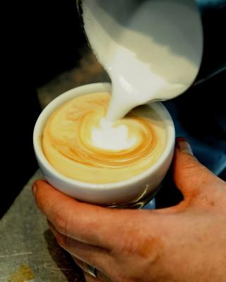 En kopp kaffe kanske inte gör en piggare, visar en färsk studie. (Foto: Greg Wood/AFP)