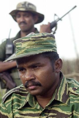 De tamilska tigrarnas (LTTE) forne ledare Vinayagamoorthi Muralitharan, mer känd som "Colonel Karuna" 9 mars 2004 på gerillabasen i Batticaloa-distriktet i östra Sri Lanka. (AFP/Getty Images)